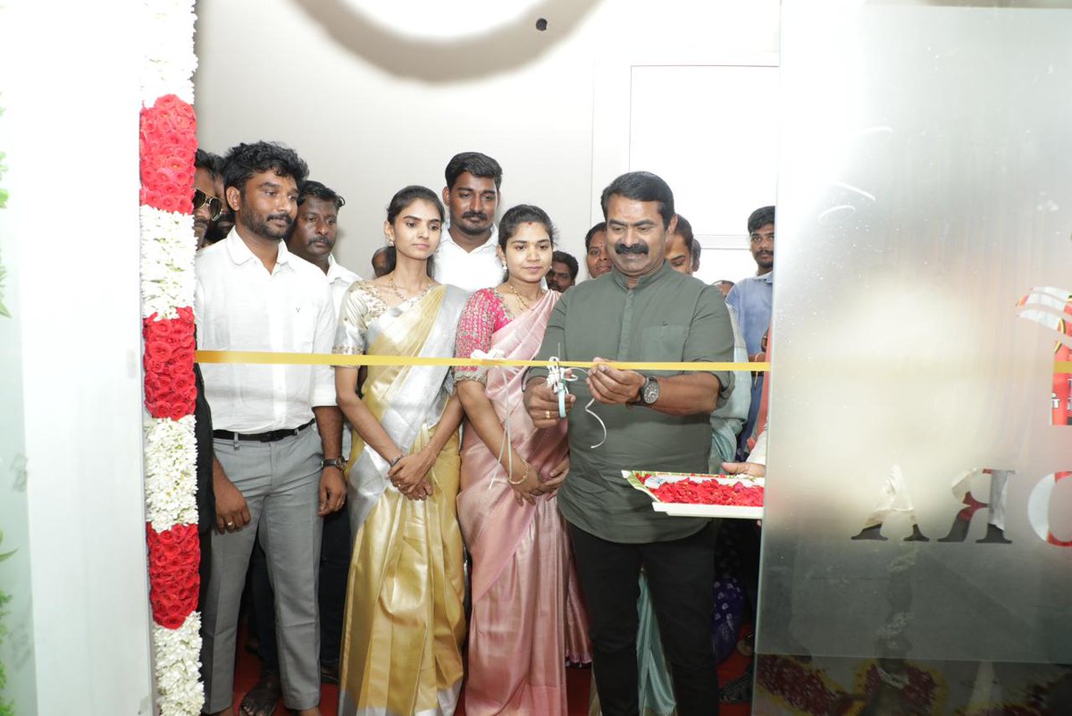 Seeman4TN's tweet image. நாம் தமிழர் கட்சியின் இளைஞர் பாசறை மாநில ஒருங்கிணைப்பாளர் அன்புத்தங்கை
மருத்துவர் அபிநயா பொன்னிவளவன் மற்றும் அன்புத்தங்கை மருத்துவர் நந்தினி மோகன் ஆகியோர் இணைந்து விழுப்புரம் கே.கே.சாலையில் தொடங்கியுள்ள மருத்துவமனையை இன்று ஆடி 6 ஆம் நாள் (22.07.2025) திறந்து வைத்து வாழ்த்தியபோது,