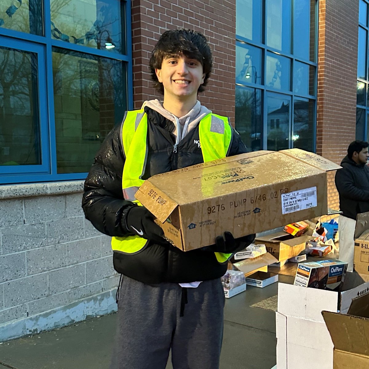 UnitedWaySECT's tweet image. Congrats to Student United Way alum, Jake Correia, for being chosen as The Day's All-Area Boys' Lacrosse Player of the Year. 🥍 Awesome job! Here he is helping to distribute food at one of our Mobile Pantries when he was in the 2022-23 #StudentUnitedWay cohort. #UnitedistheWay