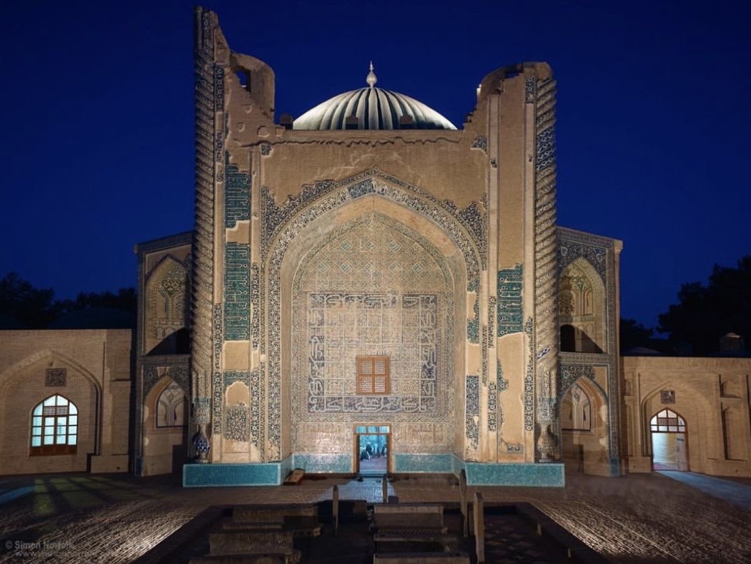Saturntjk's tweet image. دوباره میسازمت، وطن!❤️🩹
اگر چه صد ساله مرده ام، به گور خود خواهم ایستاد
که بردَرَم قلب اهرمن ، ز نعره ی آنچنان خویش.