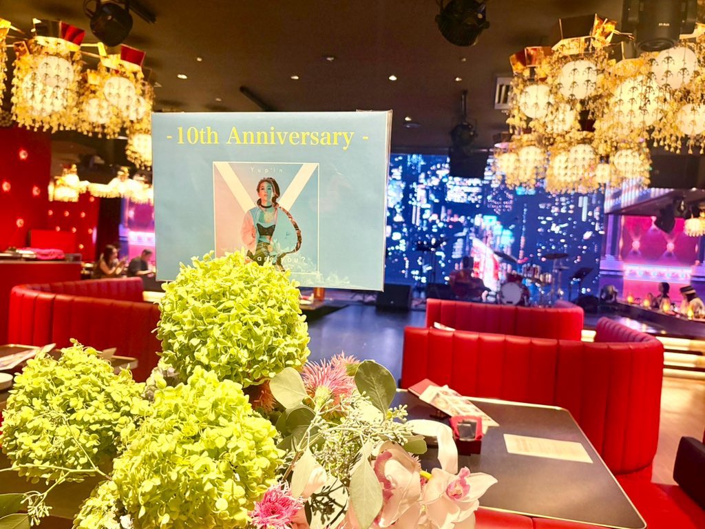 m527y's tweet photo. ㊗️CDデビュー10周年💿✨
今夜は #新橋グランハマー で開催された、JAZZアレンジで聴く夏の昭和歌謡ライブへ🚶🎶
お久しぶりの #ジルデコ #towada さんの生演奏も嬉しかったです〜🥁👏✨
#Yupin #ヤピン #live https://t.co/ASso3zDh8b