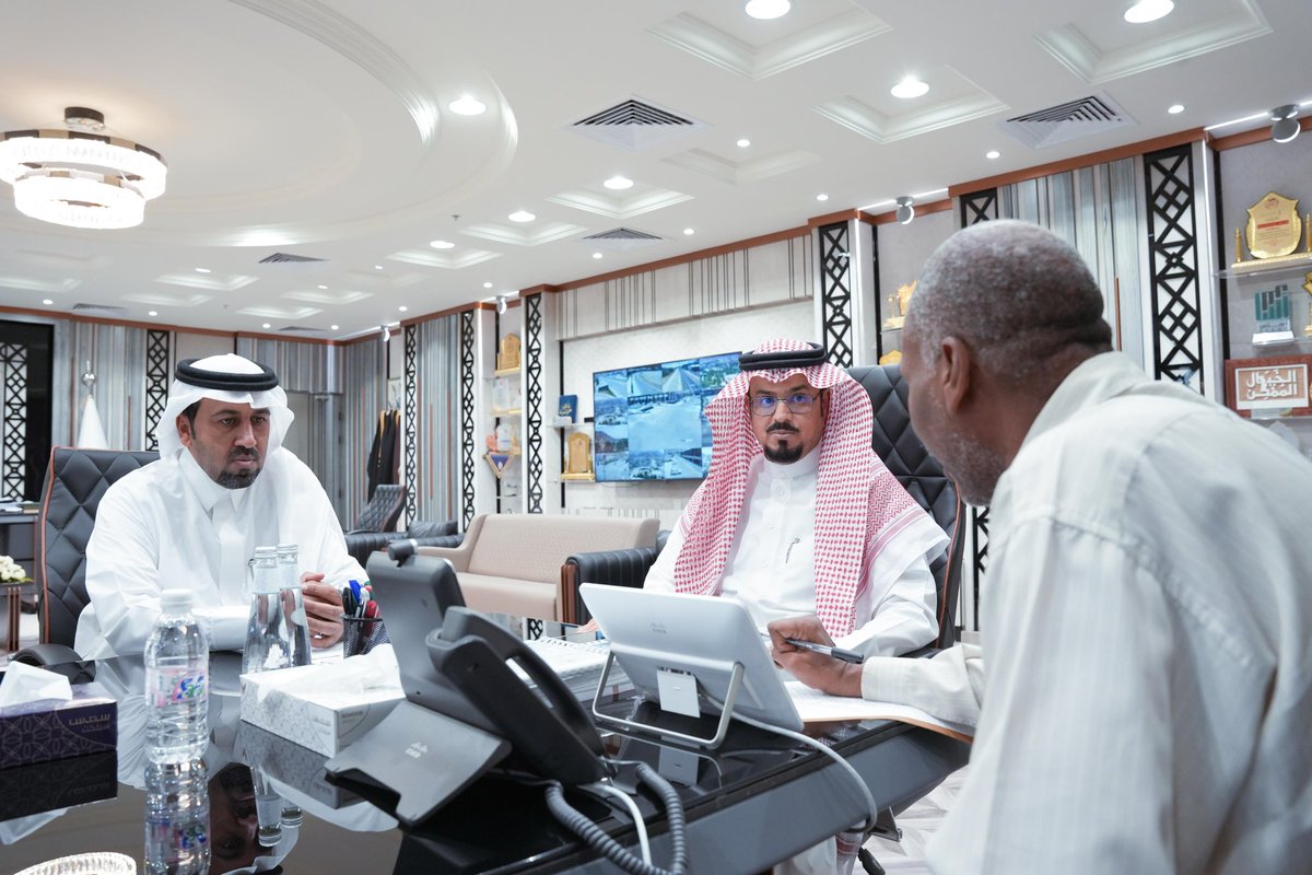 استقبل أمين منطقة الباحة د.علي السواط رئيس مجلس ادارة #غرفة_الباحة أ.ماشي العُمري 
وجرى خلال الإستقبال بحث سبل التعاون بين الأمانه والغرفة وذلك بغرض الخطة الإستثمارية للمنطقة 
حضر اللقاء أ.مشعل الزهراني مدير مكتب تسهيل الأعمال ومندوب مكتب عاصم عرب للإستشارات