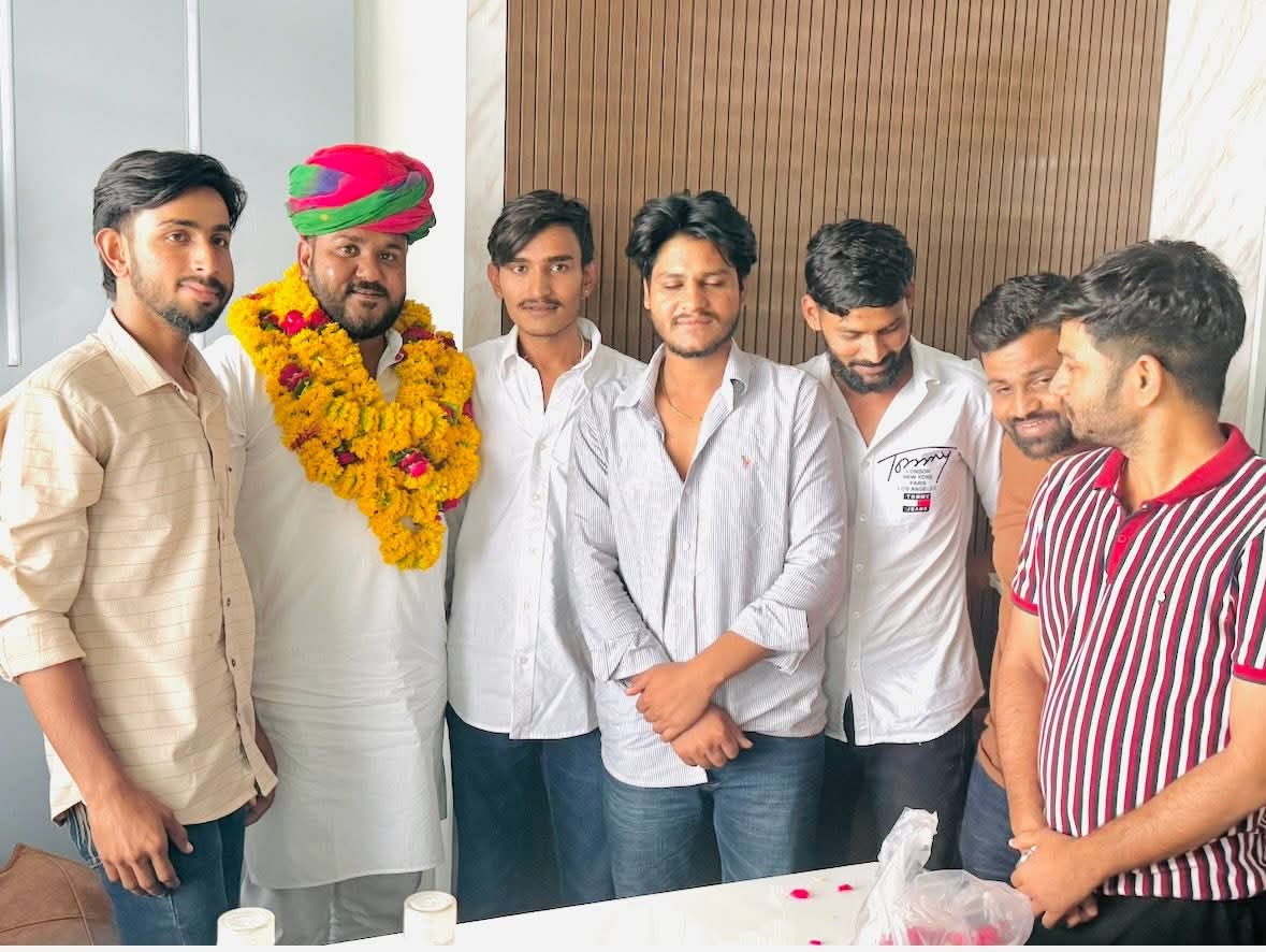 GurjarBhojraj07's tweet image. 📍किशनगढ़

आज आफिस पर किशनगढ़ राजारेडी से पधारे युवा साथियों से आत्मीय मुलाक़ात की व छोटे भाई महेन्द्र जी खटाणा को युवा गुर्जर महासभा किशनगढ़ का अध्यक्ष बनने पर हार्दिक बधाई व शुभकामनाएँ प्रेषित की।

#भोजराज_गुर्जर