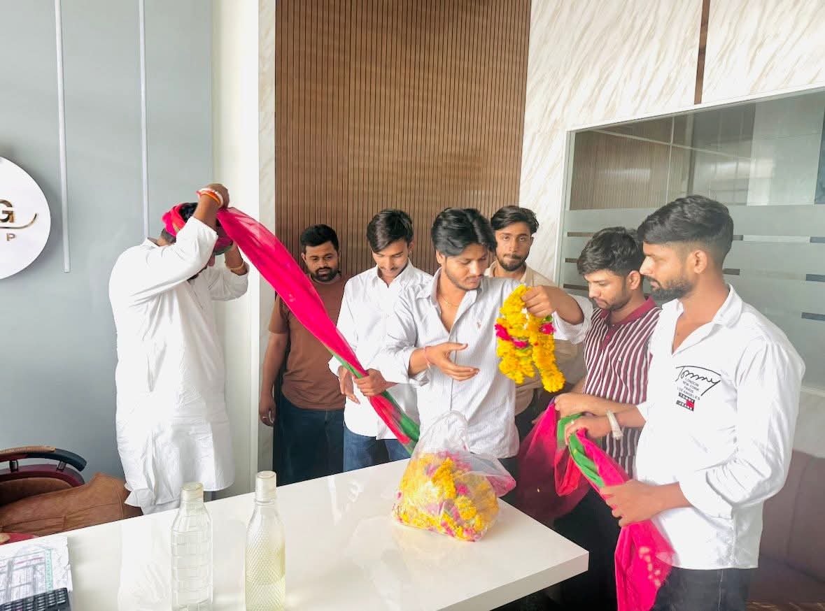 GurjarBhojraj07's tweet image. 📍किशनगढ़

आज आफिस पर किशनगढ़ राजारेडी से पधारे युवा साथियों से आत्मीय मुलाक़ात की व छोटे भाई महेन्द्र जी खटाणा को युवा गुर्जर महासभा किशनगढ़ का अध्यक्ष बनने पर हार्दिक बधाई व शुभकामनाएँ प्रेषित की।

#भोजराज_गुर्जर