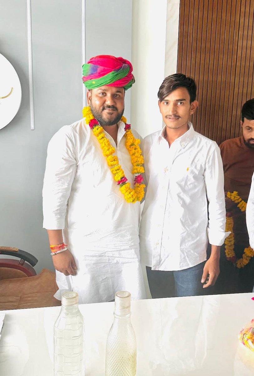 GurjarBhojraj07's tweet image. 📍किशनगढ़

आज आफिस पर किशनगढ़ राजारेडी से पधारे युवा साथियों से आत्मीय मुलाक़ात की व छोटे भाई महेन्द्र जी खटाणा को युवा गुर्जर महासभा किशनगढ़ का अध्यक्ष बनने पर हार्दिक बधाई व शुभकामनाएँ प्रेषित की।

#भोजराज_गुर्जर