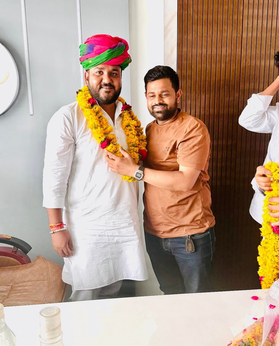 GurjarBhojraj07's tweet image. 📍किशनगढ़

आज आफिस पर किशनगढ़ राजारेडी से पधारे युवा साथियों से आत्मीय मुलाक़ात की व छोटे भाई महेन्द्र जी खटाणा को युवा गुर्जर महासभा किशनगढ़ का अध्यक्ष बनने पर हार्दिक बधाई व शुभकामनाएँ प्रेषित की।

#भोजराज_गुर्जर