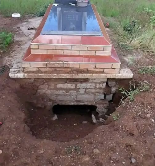 AfricanHub_'s tweet image. Grave robbers pound on South Africa as a surge in tomb desecrations sweeps across various provinces, driven by a mix of greed, ritualistic beliefs, and the growing black market for human remains.
In many cases, graves are exhumed for so-called "muti" (traditional medicine)…