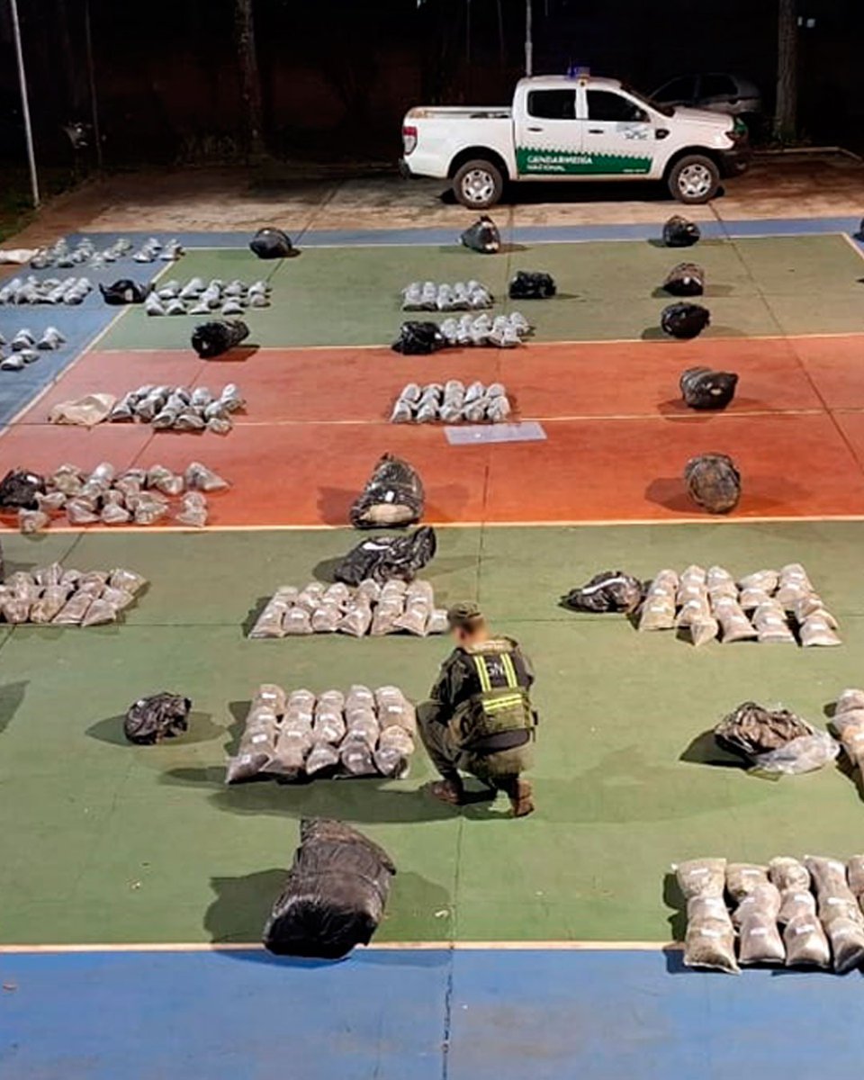 MinSeguridad_Ar's tweet image. TODO PELOTA: INCAUTAMOS MEDIA TONELADA DE DROGA
Secuestramos más de 503 kilos de droga en Misiones.
A través de la GNA, detectamos una lancha que había cruzado el Río Paraná y descargaba bultos en la orilla argentina. Al llegar al lugar, descubrimos los 38 bultos de la droga…