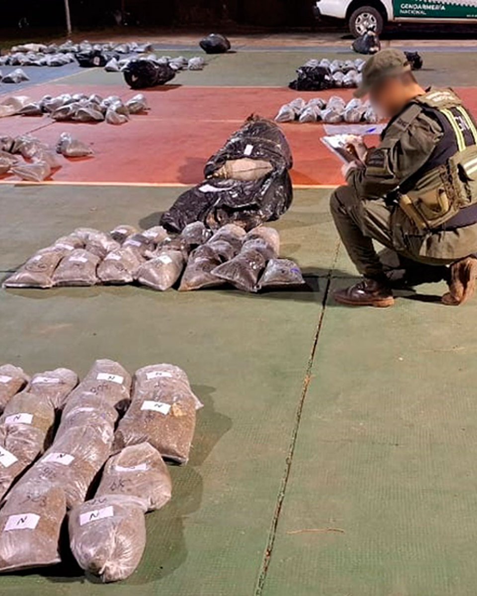 MinSeguridad_Ar's tweet image. TODO PELOTA: INCAUTAMOS MEDIA TONELADA DE DROGA
Secuestramos más de 503 kilos de droga en Misiones.
A través de la GNA, detectamos una lancha que había cruzado el Río Paraná y descargaba bultos en la orilla argentina. Al llegar al lugar, descubrimos los 38 bultos de la droga…