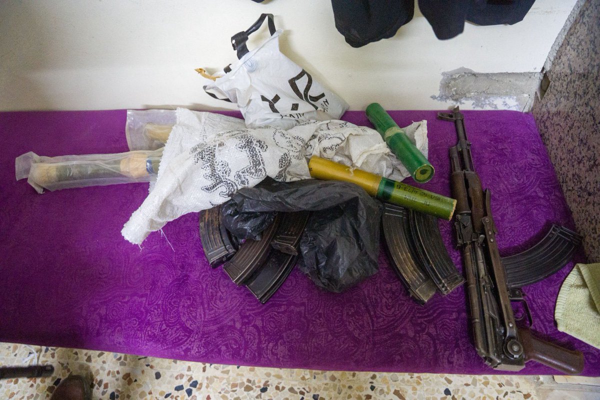 Osint613's tweet image. IDF troops from the 210th Bashan Division and Unit 504 arrested several suspected weapons dealers in southern Syria overnight. Acting on intelligence, they seized multiple weapons and launched interrogations on the spot.