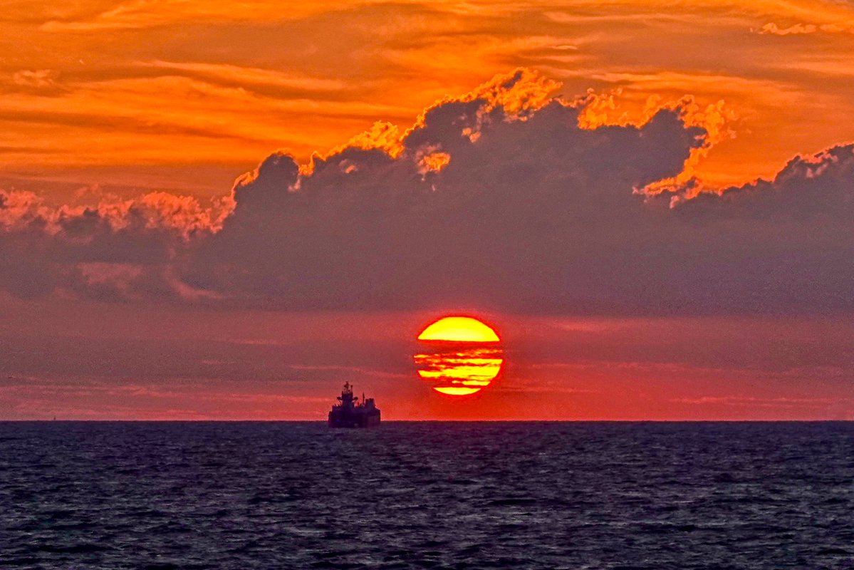 PaulSGundlach's tweet image. Happy Tuesday! We were projected to have a completely quiet sunrise today and instead had this fabulous drama with striations across the sun while a boat stood by to watch – and watching alongside me was none other than @ZZZkin! Tap for full size. I hope you have a great day!