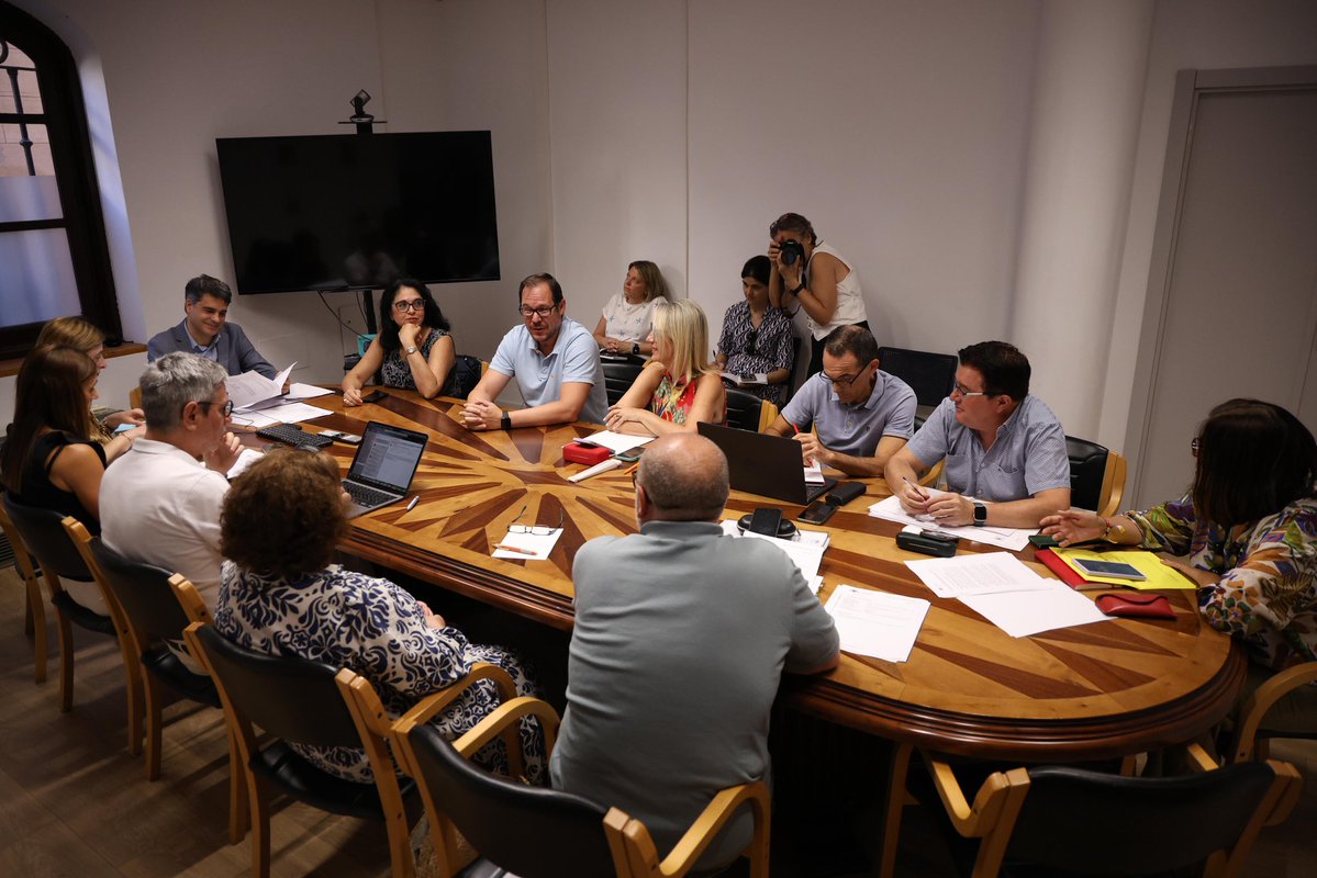 ToledoAyto's tweet image. 👉🏻 El Ayuntamiento tendrá que pagar más de 140.000€ a la SGAE por un impago pendiente entre los años 2017 y 2021 en los que gobernaba el PSOE. Facturas de los derechos de autor de las fiestas del Corpus, Ferias de agosto o el espectáculo Lux Toledo organizado por ACCIONA. 🧐
