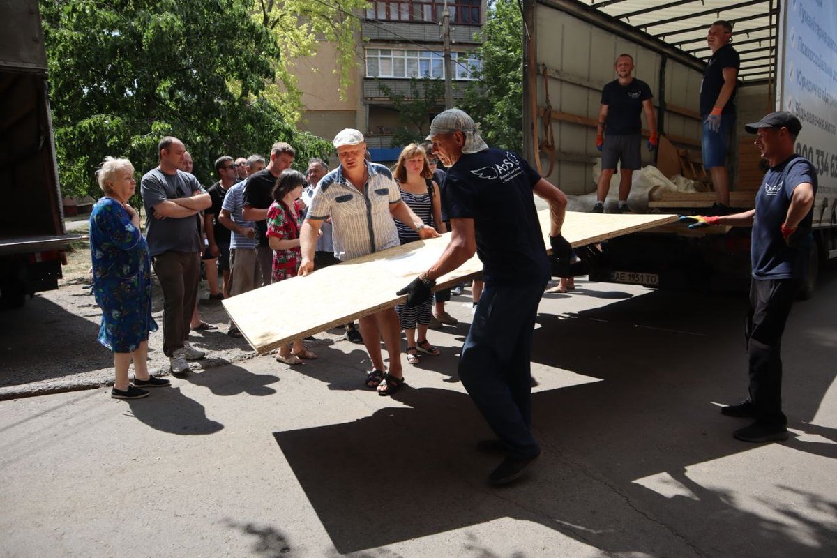 OCHA_Ukraine's tweet image. Kramatorsk & Sloviansk, #Donetsk Region: repeated attacks
- reportedly killed a child, injured over a dozen civilians,
- hit homes, schools & an evacuation ambulance,
- disrupted water and electricity supply.
Aid workers rushed in with shelter, legal & psychological support.