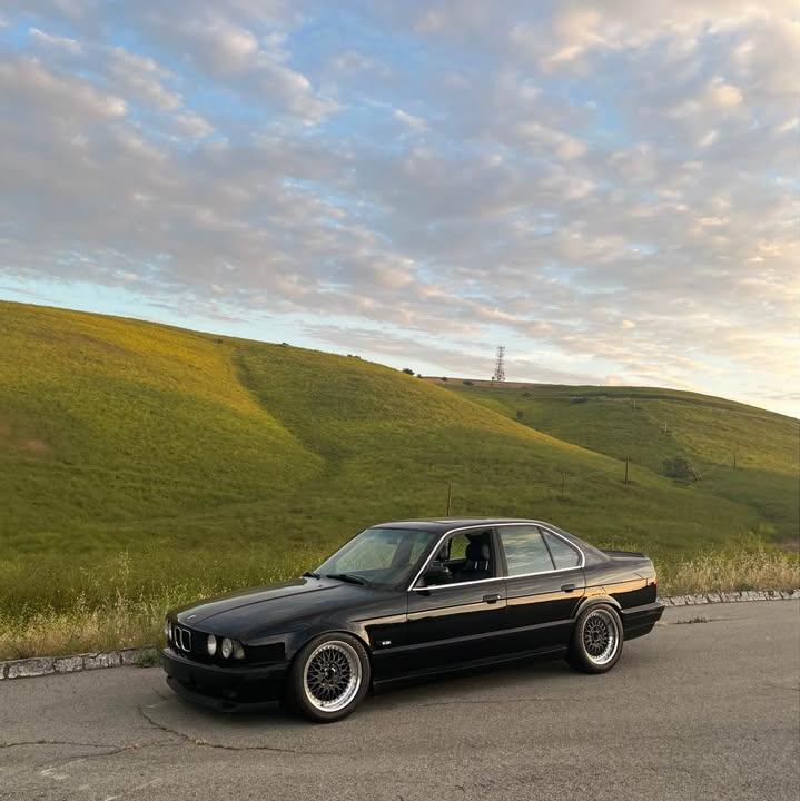 drivertodriver's tweet image. 1991 BMW 535i: Mildly Modified, 250hp 3.5L Naturally Aspirated Inline 6, RWD, Manual. drivertodriver.com/car/-OVk1xcivA…