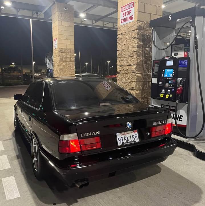 drivertodriver's tweet image. 1991 BMW 535i: Mildly Modified, 250hp 3.5L Naturally Aspirated Inline 6, RWD, Manual. drivertodriver.com/car/-OVk1xcivA…