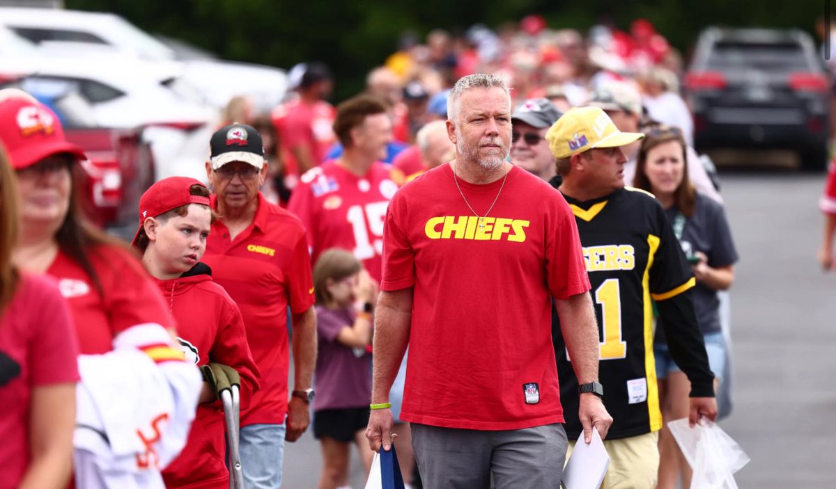 Farzin21's tweet image. Mark Donovan just said Chiefs fans started lining up to get into training camp at 2 am.
📸: Chiefs