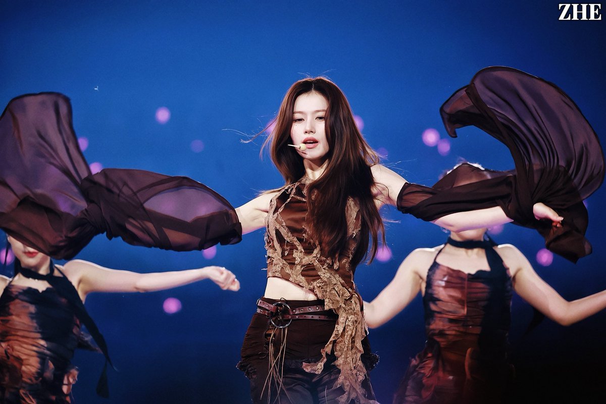 sanadorabel's tweet image. she looks like a beautiful betta fish who made a wish to become human