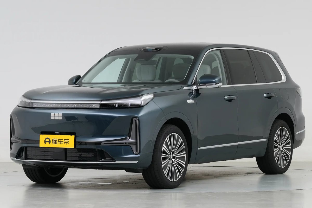 TychodeFeijter's tweet image. Galaxy M9 EREV SUV - new photos - 1500 km range
Galaxy is a brand under Geely Auto, itself a subsidiary of the Geely Group. The Galaxy M9 is a new six-seat SUV. We have new photos of a dark blue car with a beige interior.
The Galaxy M9 looks very classy, with LED light bars, a…