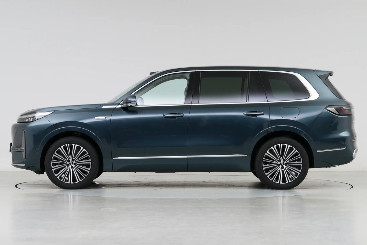 TychodeFeijter's tweet image. Galaxy M9 EREV SUV - new photos - 1500 km range
Galaxy is a brand under Geely Auto, itself a subsidiary of the Geely Group. The Galaxy M9 is a new six-seat SUV. We have new photos of a dark blue car with a beige interior.
The Galaxy M9 looks very classy, with LED light bars, a…
