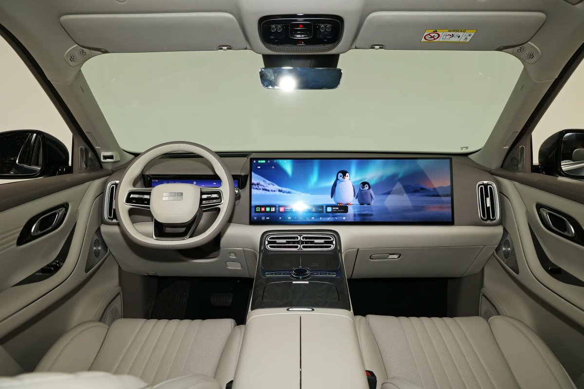 TychodeFeijter's tweet image. Galaxy M9 EREV SUV - new photos - 1500 km range
Galaxy is a brand under Geely Auto, itself a subsidiary of the Geely Group. The Galaxy M9 is a new six-seat SUV. We have new photos of a dark blue car with a beige interior.
The Galaxy M9 looks very classy, with LED light bars, a…