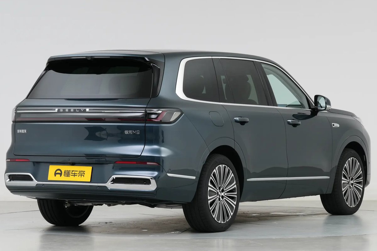 TychodeFeijter's tweet image. Galaxy M9 EREV SUV - new photos - 1500 km range
Galaxy is a brand under Geely Auto, itself a subsidiary of the Geely Group. The Galaxy M9 is a new six-seat SUV. We have new photos of a dark blue car with a beige interior.
The Galaxy M9 looks very classy, with LED light bars, a…