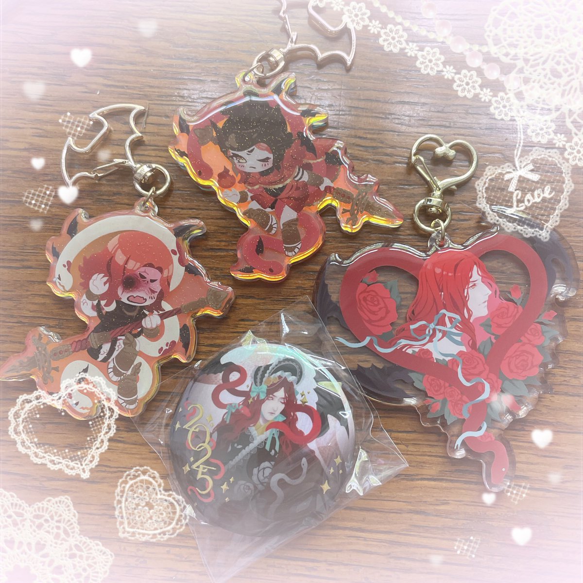 AngelicCarousel's tweet image. My new Merch arrived
Iโm very happy with how the chibi Rev came out (wonโt be selling her and the framed Rev & Executor merch yet since I wanted 2 see how the transparency came out what do u guys think I should go with tho?)
Also some restocks (last pic)