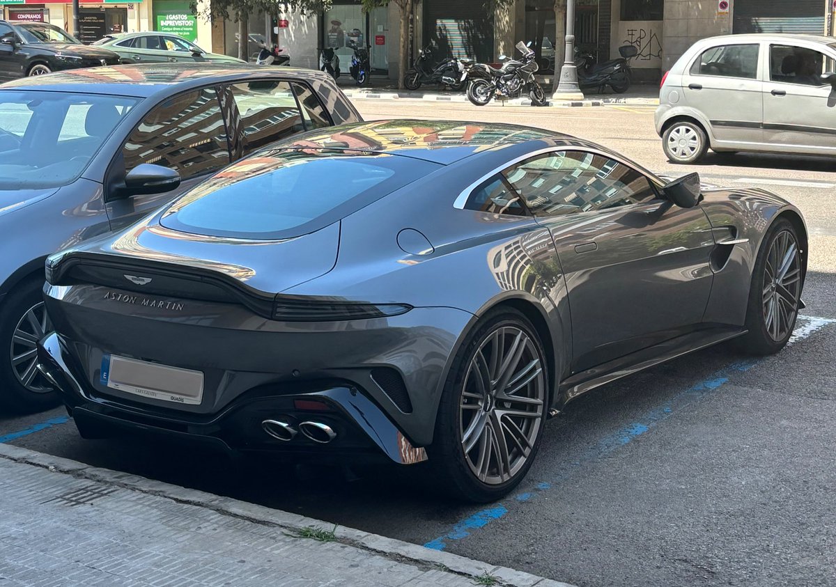 Laura 🌛 tweet media