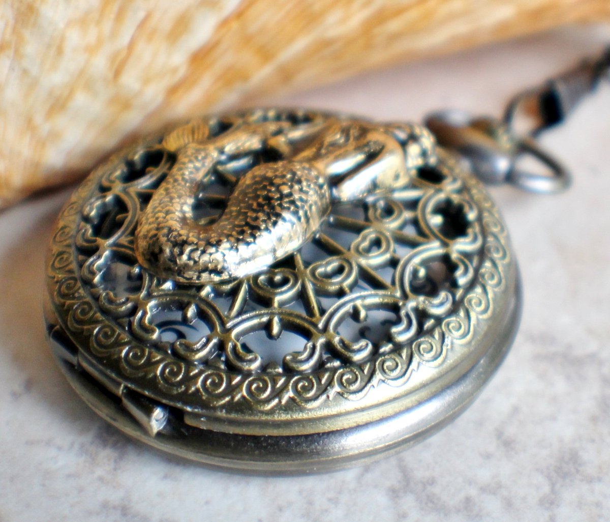 charsfavorite's tweet image. Dive into unique style with our stunning Mermaid Pocket Watch, only $55. Elevate your everyday look with this striking accessory. Don't miss out! #MensJewelry #PocketWatch
Shop Now charsfavoritethings.com/products/merma…