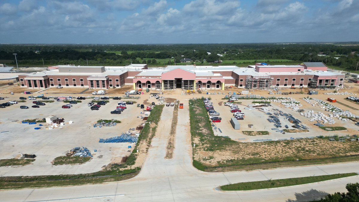 TomballISD's tweet image. 👀 🚧 Sneak Peek!
Quick look at the progress being made at our third comprehensive high school, @TISDTWHS - home of the Tigers!
Thank you to our Tomball community for the support of Bond 2021. Big things are coming! #DestinationExcellence