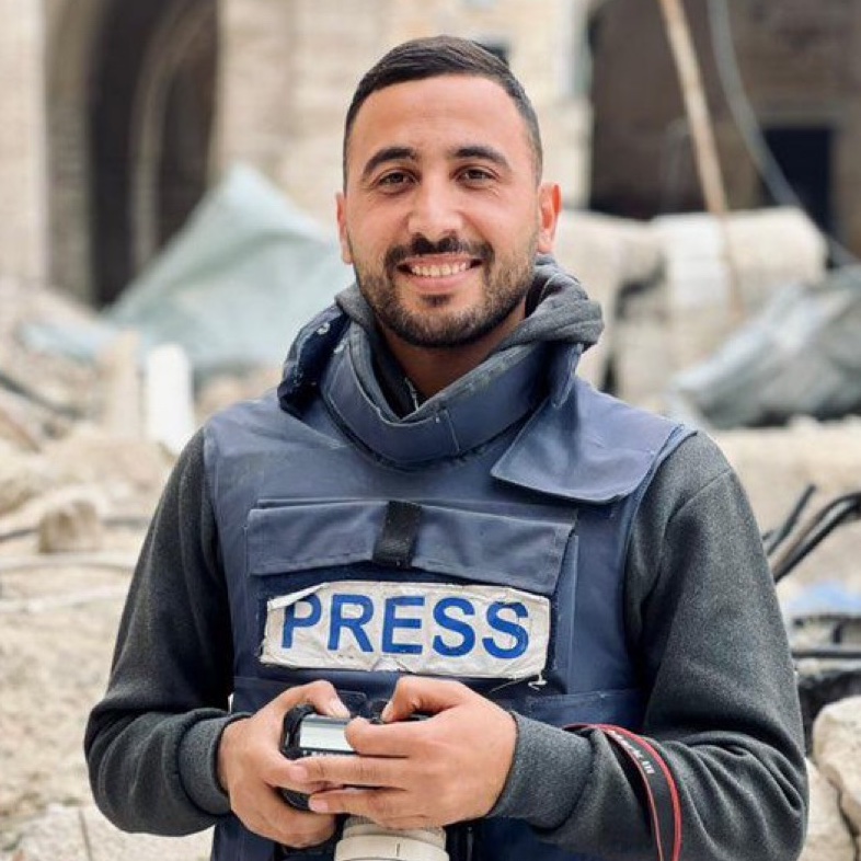 🔴Filistinli gazeteci Ahmed Hamdan:  

"Açlıktan dolayı yürüyemiyorum. 

Allah'a yemin ederim ki, O'ndan başka ilah yoktur."