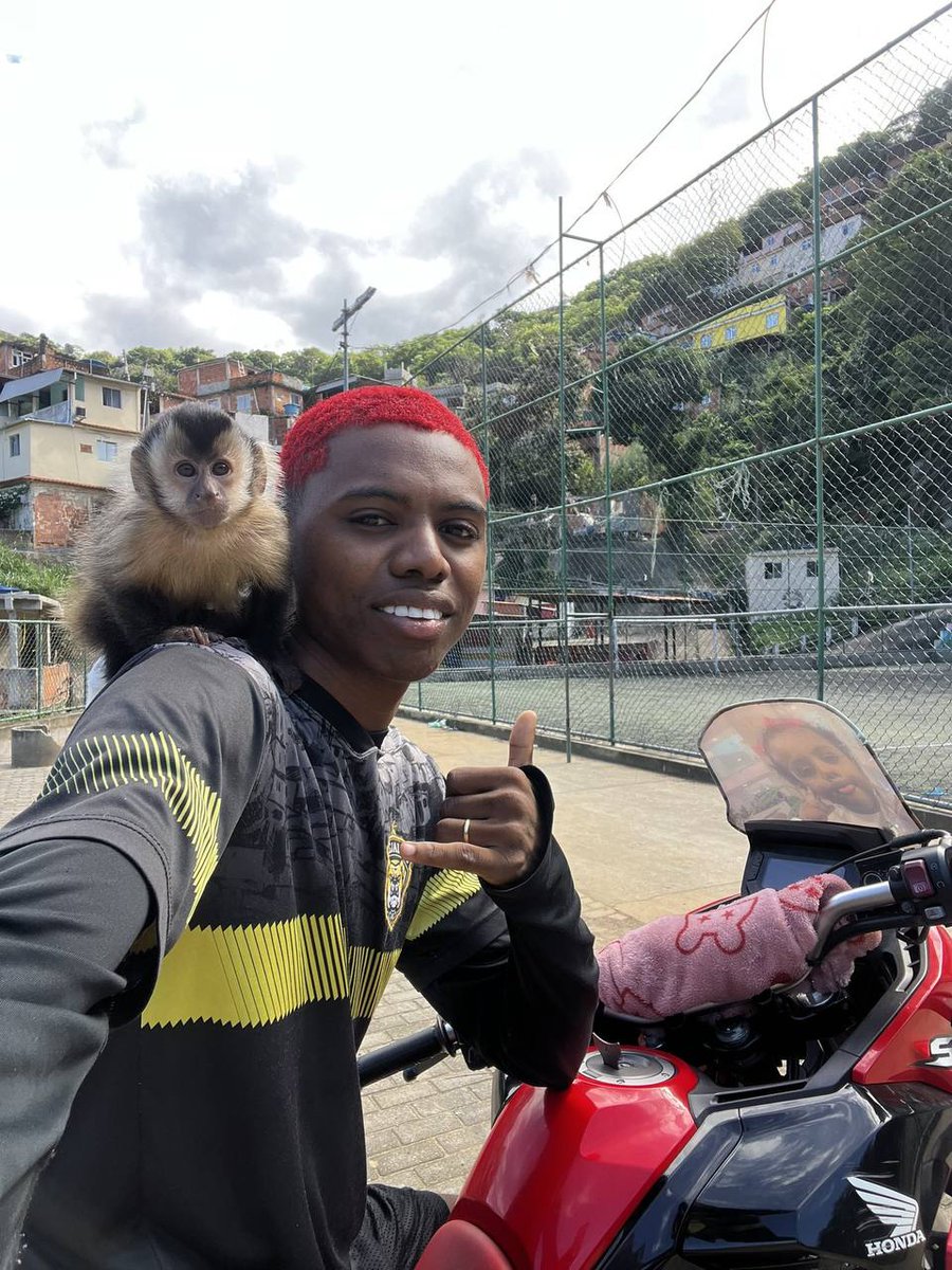rjfavelanoticia's tweet photo. "Dimel" ou "Boca Rica" foi preso na casa do Oruam. Ele é amigo do cantor e frequentava diariamente a casa do rapper. https://t.co/Ytb2YOzLcU