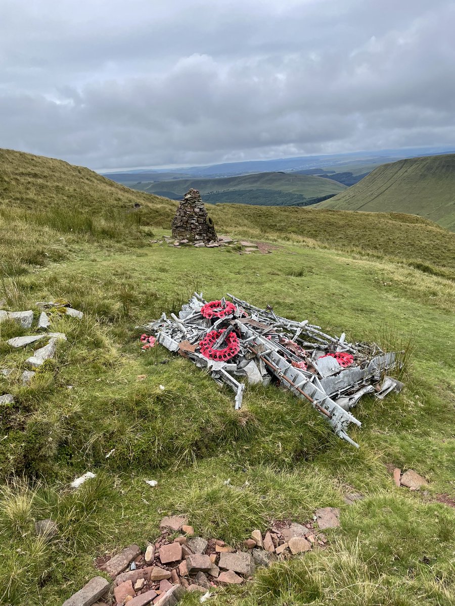 blueskyfirefly1's tweet image. Wellington bomber crash site on the side of Waun Rydd mountain, Wales. The memorial is dedicated to the five Canadian crew who sadly lost their lives on the 6th July 1942. Rest easy lads 🏴🇬🇧🇨🇦