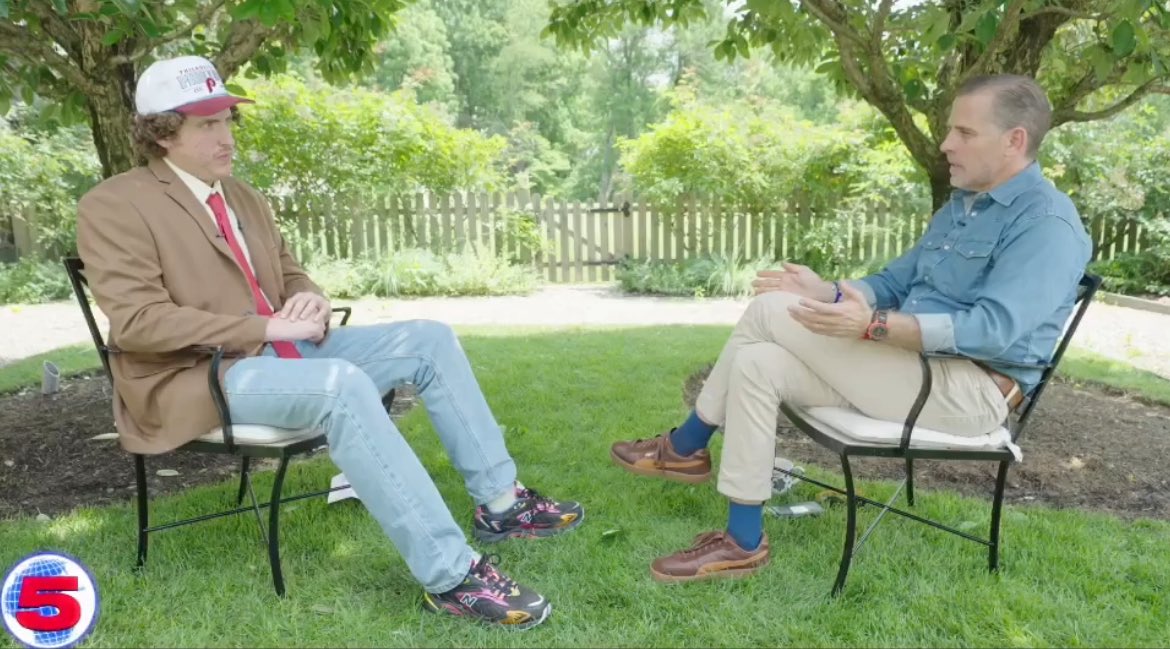 GovernorHat's tweet image. My favorite thing about the Hunter Biden interview is the dork that they had interview him.
I mean, look at this outfit.
LOOK AT IT!