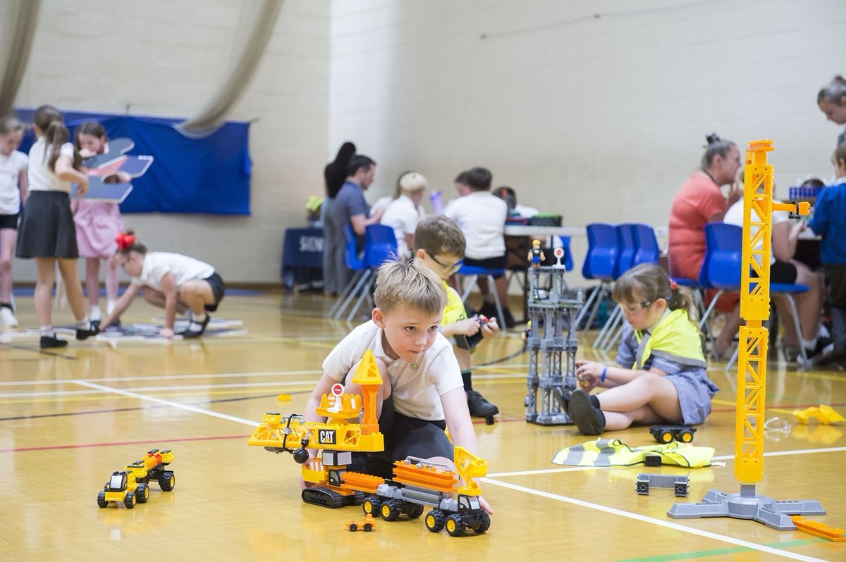 MMCPRComms's tweet image. We’re working with @SiemensMobility promoting the social value benefits of the Goole Rail Village investment. These projects include its partnership with @primaryengineer, getting local primary schoolchildren excited about engineering.

Read more here: bit.ly/44LE7wc