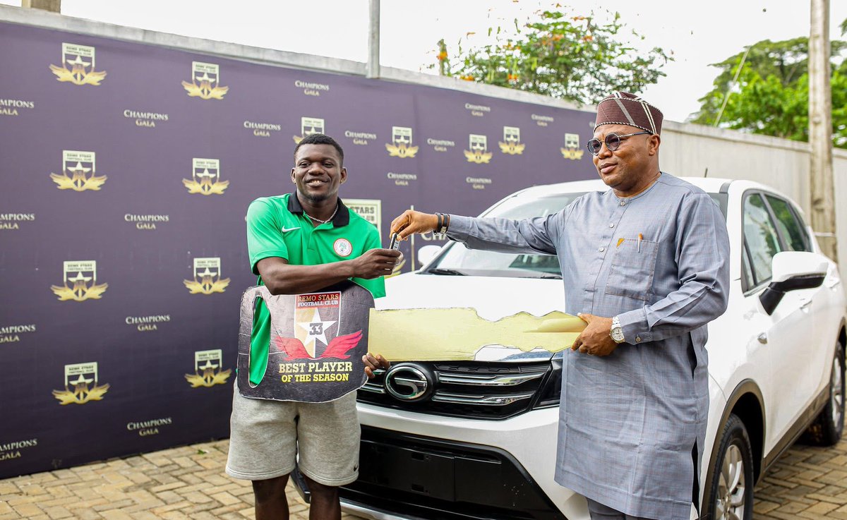 AkilaMatawal's tweet image. 🔑Reward 💫
@RemoStarsSC President, Kunle Soname rewards the club’s Player of the Season, Adedayo Olamilekan with a new car🚘
The midfielder scored 7 goals to help the Sky Blue Stars win their maiden Nigeria Premier Football League title last season.
#RemoStars
#NPFL25