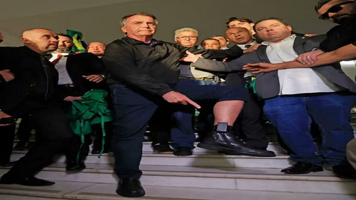 ElUniversal's tweet image. Brasil: Expresidente Bolsonaro enfrenta posible prisión por incumplir restricciones judiciales
El juez del Supremo Tribunal Federal (STF) de Brasil, Alexandre de Moraes, emitió este lunes un plazo de 24 horas a los abogados del expresidente del país, Jair Bolsonaro, para que…