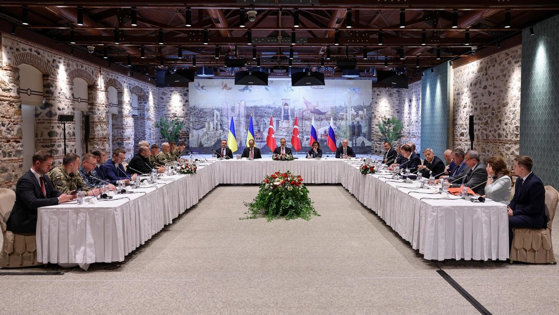 ElUniversal's tweet image. El Kremlin revela el tema principal de la nueva ronda de negociaciones con Kiev
Los proyectos de memorandos de Moscú y Kiev sobre la resolución del conflicto intercambiados previamente por las partes se convertirán en uno de los temas principales de la tercera ronda de…