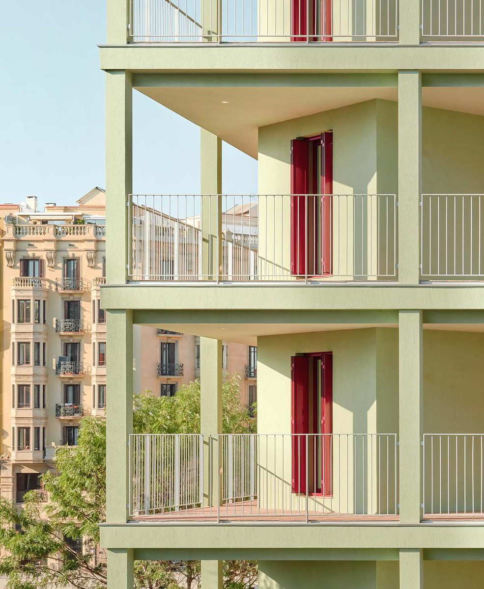 Sigue la arquitectura pistacho.

Vivienda social de madera maciza en Barcelona, por Cierto Estudio.