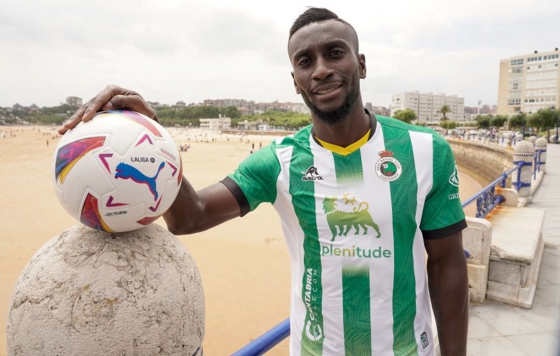 🚨 Según <a href="/__AngelGarcia__/">Cazurreando</a> el Lugo sigue muy de cerca la pista de Lago Junior.

💨 Un jugador veloz de 34 años con mucha experiencia en categorías superiores que llegaría al Lugo siendo pieza clave del ataque.

🫤 Esperemos que no pase como con la operación de Baselga y Cedric.