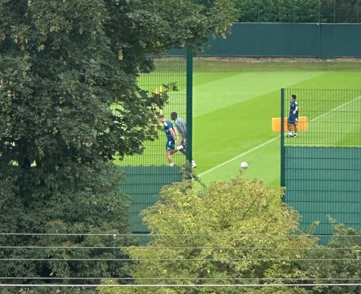 TouchlineX's tweet image. Alexander Isak has trained on his own today.
β @indykaila