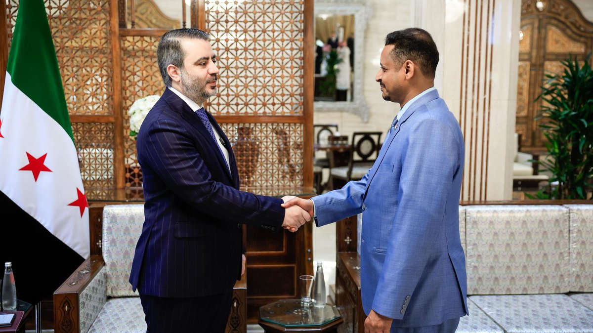 syrianmofaex's tweet image. استقبل وزير الخارجية والمغتربين السيد أسعد حسن الشيباني في دمشق سفراء الدول العربية والإسلامية، وذلك في إطار تعزيز التنسيق والتشاور المشترك.
وبحث السيد الوزير مع سعادة السفراء مستجدات الأوضاع الإقليمية والدولية، كما أكد السفراء على دعم بلادهم لوحدة وسيادة سوريا واستقرارها.