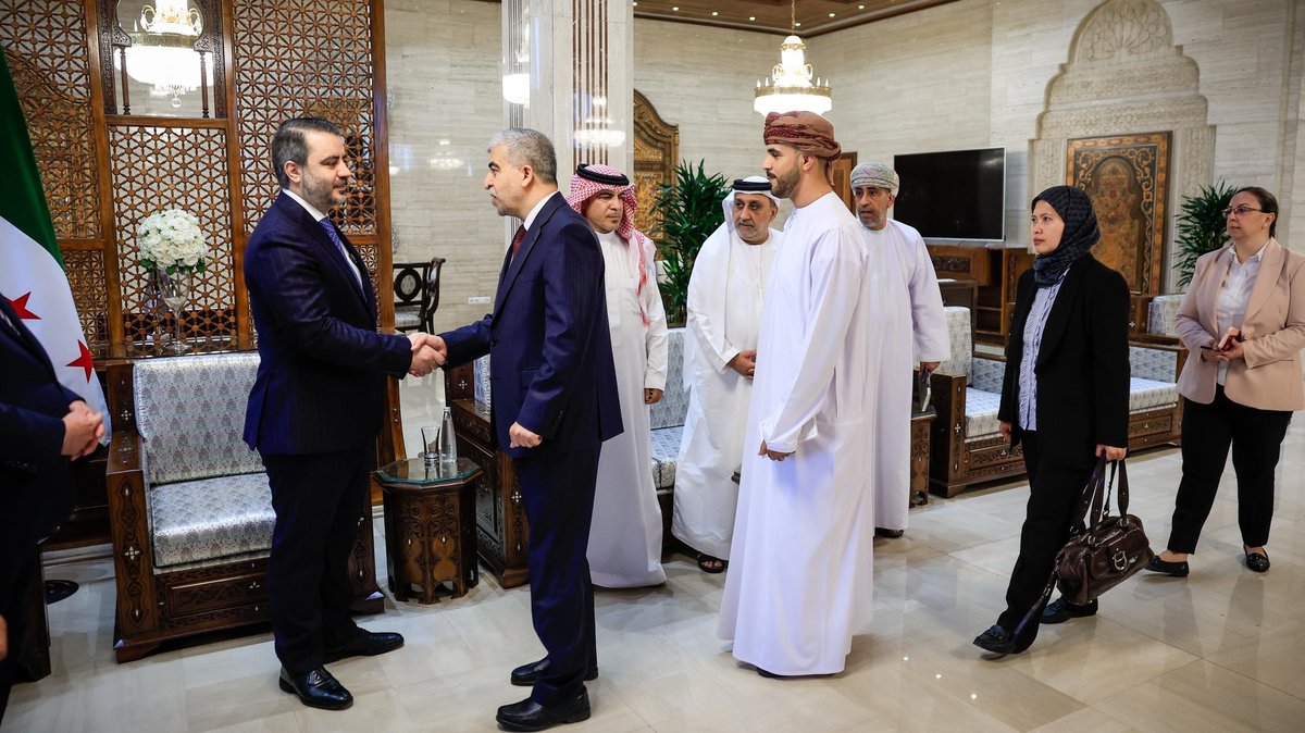 syrianmofaex's tweet image. استقبل وزير الخارجية والمغتربين السيد أسعد حسن الشيباني في دمشق سفراء الدول العربية والإسلامية، وذلك في إطار تعزيز التنسيق والتشاور المشترك.
وبحث السيد الوزير مع سعادة السفراء مستجدات الأوضاع الإقليمية والدولية، كما أكد السفراء على دعم بلادهم لوحدة وسيادة سوريا واستقرارها.