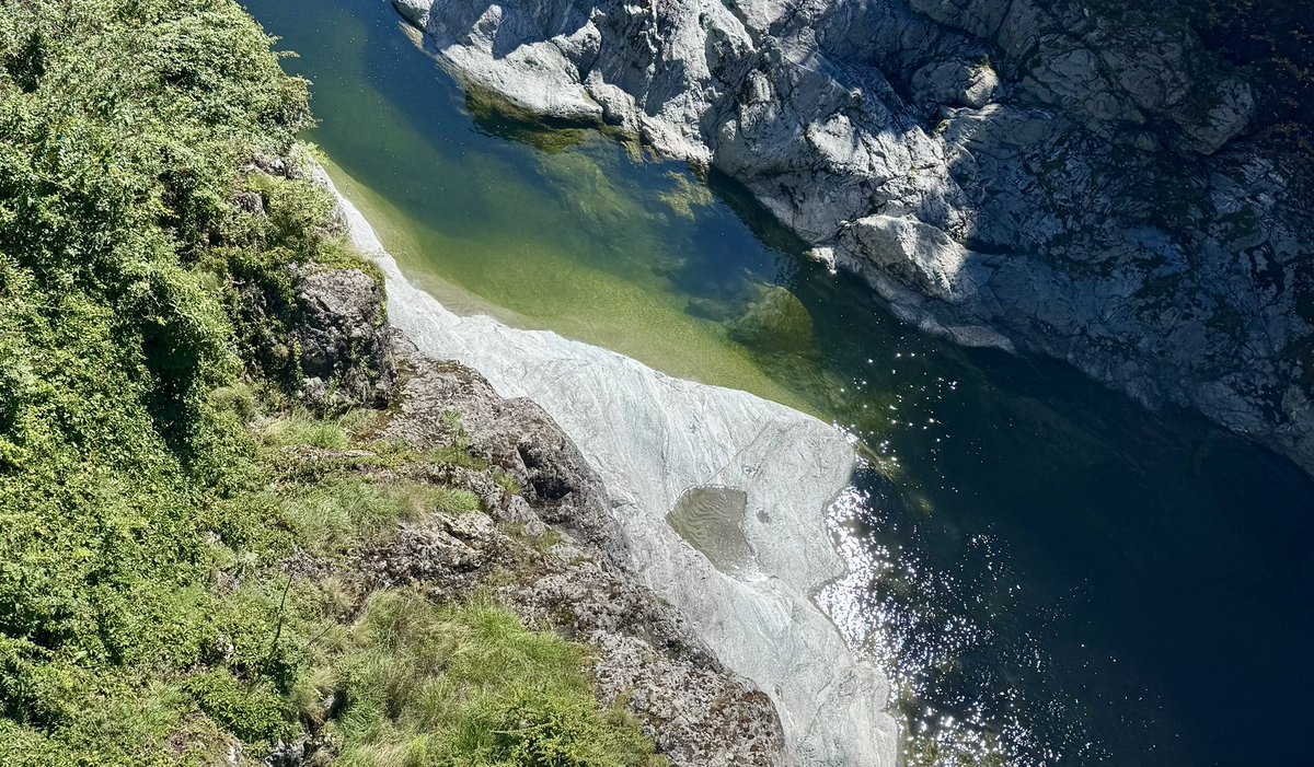 LouiseMangos's tweet image. Pens down this morning to take advantage of another stunning day in the Ticinese hills of Switzerland 🇨🇭 Back to the words this arvo.
#Centovalli #BikeSky 🚴🏻‍♂️💙