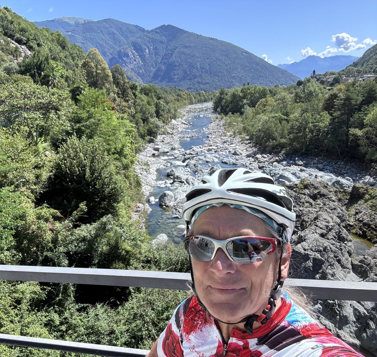 LouiseMangos's tweet image. Pens down this morning to take advantage of another stunning day in the Ticinese hills of Switzerland 🇨🇭 Back to the words this arvo.
#Centovalli #BikeSky 🚴🏻‍♂️💙