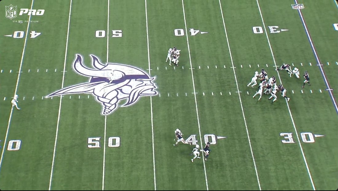PFF_NickAkridge's tweet image. Typical Bears dropback from 2024: Two receivers running into each other with a free pass rusher bearing down on Caleb