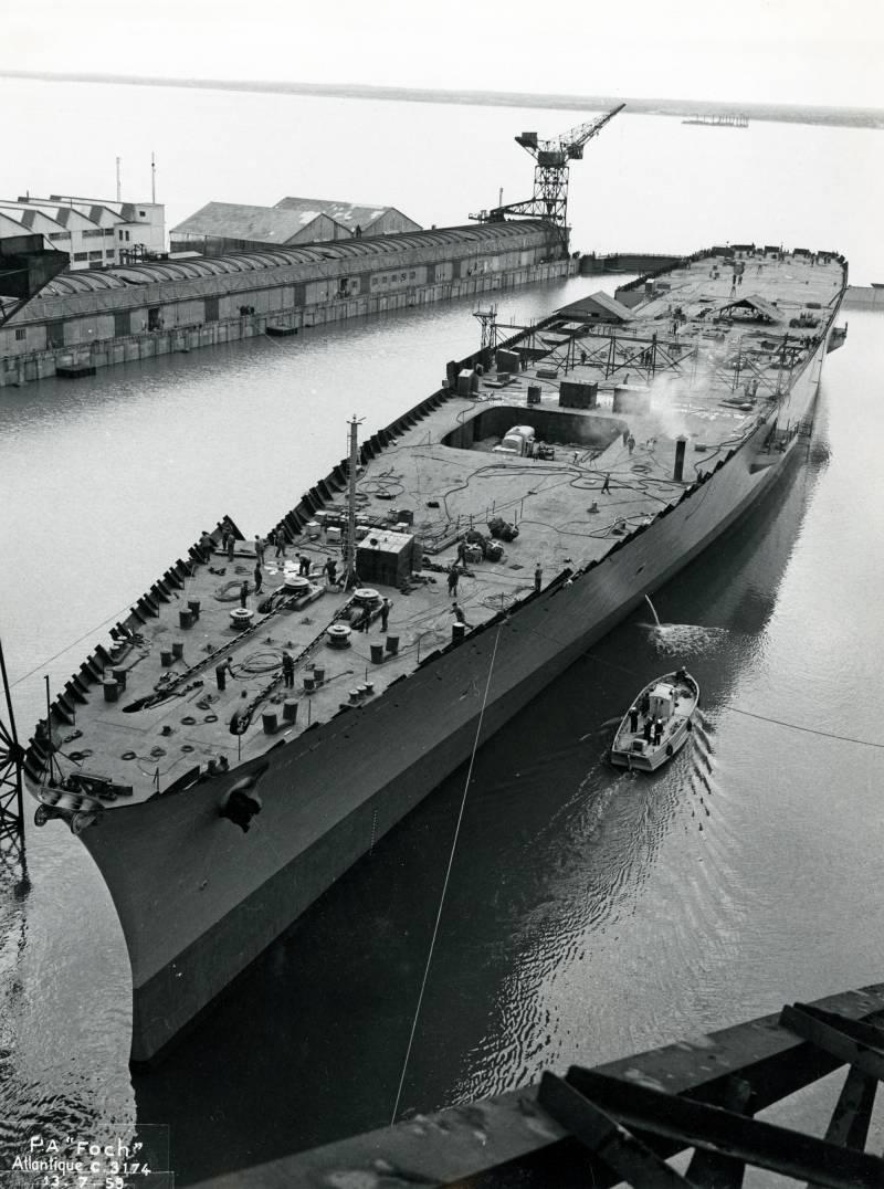 ShipsOfLegend's tweet image. France - Let's go back more than 63 years, when Chantiers de l'Atlantique, which still had its old layout that is unrecognizable today, was building the hull of the aircraft carrier Foch. Thanks to the photographic collection of Saint-Nazaire Agglomération-Ecomusée, which has…
