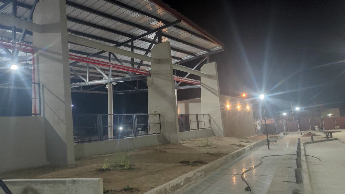 Tramo final de la obra de la nueva terminal de ómnibus de General Güemes. Se hicieron pruebas de luces en el edificio y se instala la cartelería. El proyecto se desarrolló en una superficie de 1.900 m2.
👉tinyurl.com/bdeahahn

#Salta #ObrasParaSalta #ObrasQueTransforman
