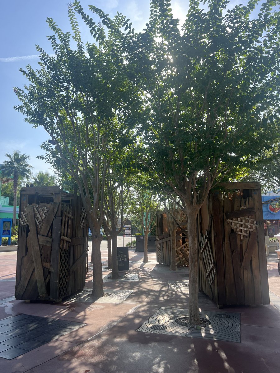 SpeculationMatt's tweet image. We finally have @HorrorNightsORL set pieces in Central Park too! It looks like a small maze through the trees! #HHN34 #HHN