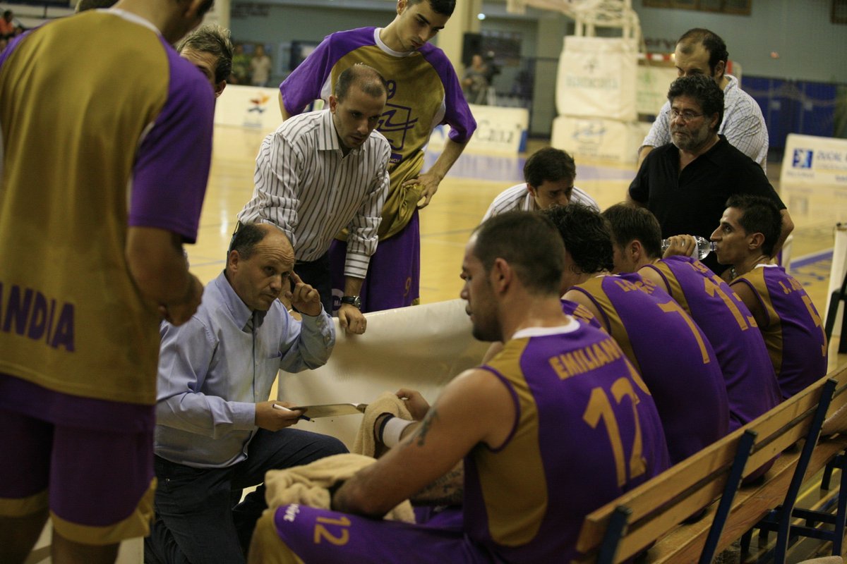 Units Pel Bàsquet Gandía 🏀 (@upbgandia) on Twitter photo 𝗡𝗔𝗧𝗘𝗠𝗔𝗡𝗜𝗔 | 🏀
Momentos de la historia del baloncesto en Gandía.
📸 Fotos únicas y épocas inolvidables.
🔝Mítico Aguas de Valencia Gandia Basquet 2007 - 2008.
Si tienes fotos, vídeos o material envíanos lo que quieras a ➡️ marketing@upbgandia.com
#UNITSCREIXEM 💜 𝗡𝗔𝗧𝗘𝗠𝗔𝗡𝗜𝗔 | 🏀
Momentos de la historia del baloncesto en Gandía.
📸 Fotos únicas y épocas inolvidables.
🔝Mítico Aguas de Valencia Gandia Basquet 2007 - 2008.
Si tienes fotos, vídeos o material envíanos lo que quieras a ➡️ marketing@upbgandia.com
#UNITSCREIXEM 💜