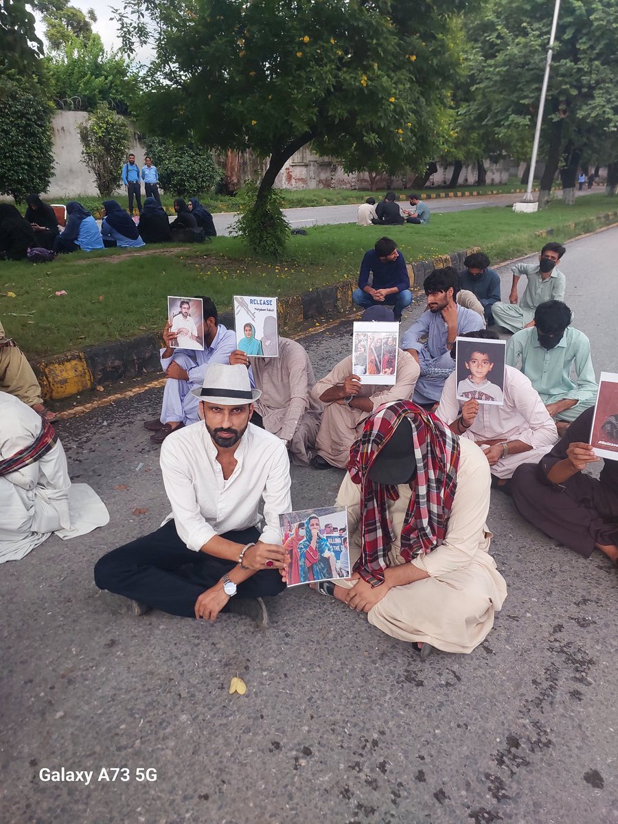 آج اسلام آباد پریس کلب کے نزدیک ڈاکٹر ماہ رنگ بلوچ کی رہائی اور لاپتہ بلوچ افراد کے لیے لگائے گئے کیمپ میں شرکت کی۔ تقریبا دو درجن مظلوم عورتیں اور مرد سکیورٹی اہلکاروں کے حصار میں بیٹھے ہیں اور ایمان مزاری صاحبہ کے بقول ریاست کسی بھی وقت بزور بازو ان کا پر امن کیمپ اکھاڑ سکتی