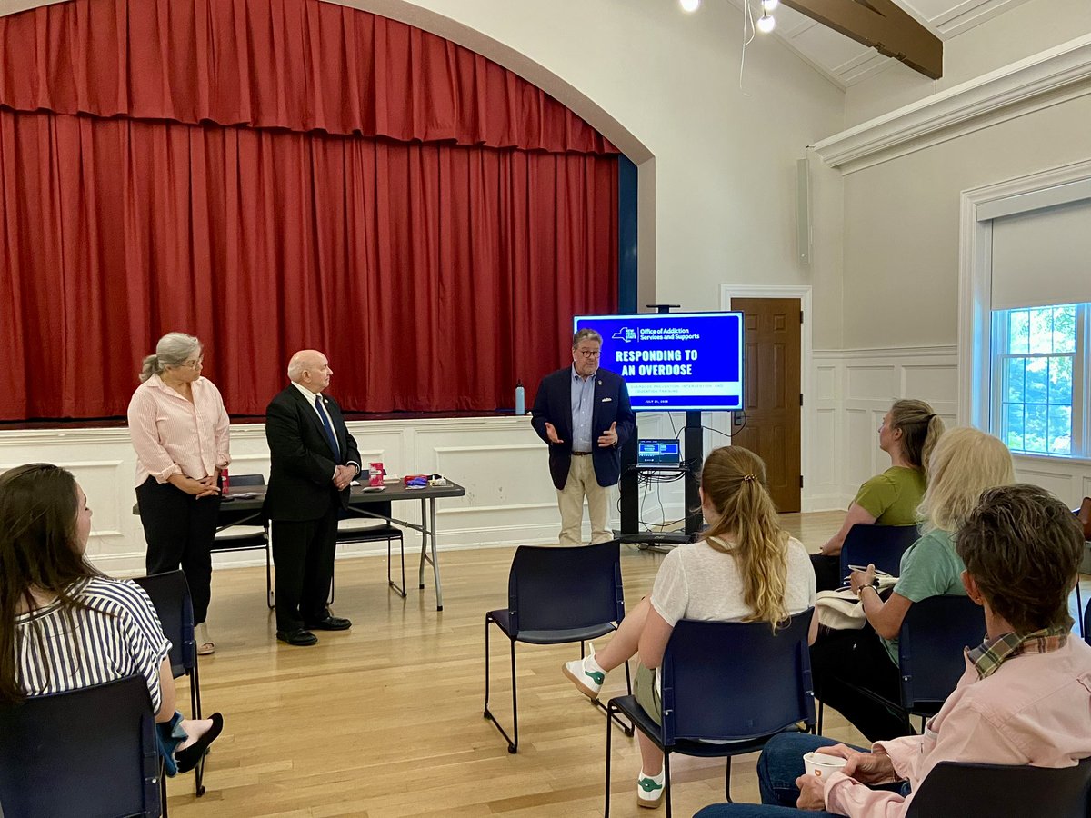SenatorHarckham's tweet image. Thank you to everyone who joined us at last night’s community naloxone training with @BurdickAD93 and Legislator Erika Pierce.
A special thanks to @NYSOASAS instructor Mandee Nann for her excellent guidance on how to safely administer this life-saving medication.